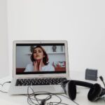 Lekarka prowadzi teleporadę psychiatryczną na ekranie laptopa