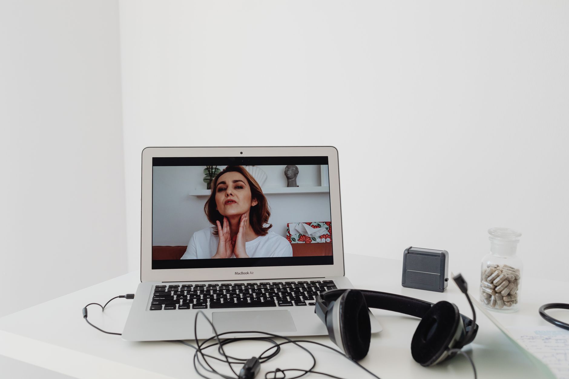 Lekarka prowadzi teleporadę psychiatryczną na ekranie laptopa