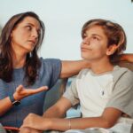 Jak rozmawiać z nastolatkiem o wizycie w poradni, by nie czuł się „nienormalny” Matka rozmawia z nastoletnim synem na zewnątrz, wspierająca atmosfera
