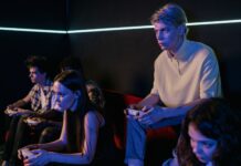 Najlepsze darmowe gry na PS4 w 2024 roku: aktualna lista tytułów z PlayStation Store Nastolatki grające razem na konsoli, skupione na rozgrywce w salonie