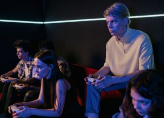 Najlepsze darmowe gry na PS4 w 2024 roku: aktualna lista tytułów z PlayStation Store Nastolatki grające razem na konsoli, skupione na rozgrywce w salonie