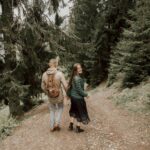 Para spaceruje za rękę po zielonym lesie niedaleko Nowogardu