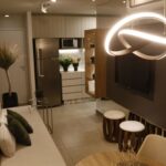 Nowoczesny, luksusowy salon z eleganckim oświetleniem i dekoracjami