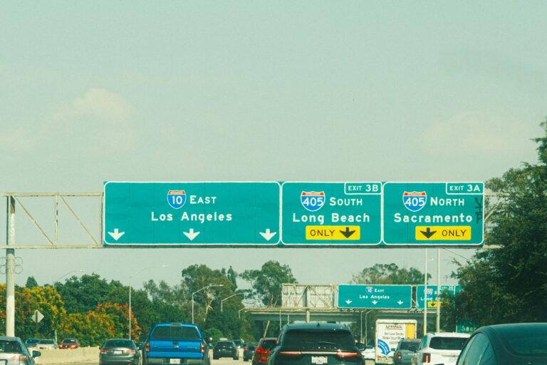Drogowskazy do Los Angeles, Long Beach i Sacramento na słonecznej autostradzie